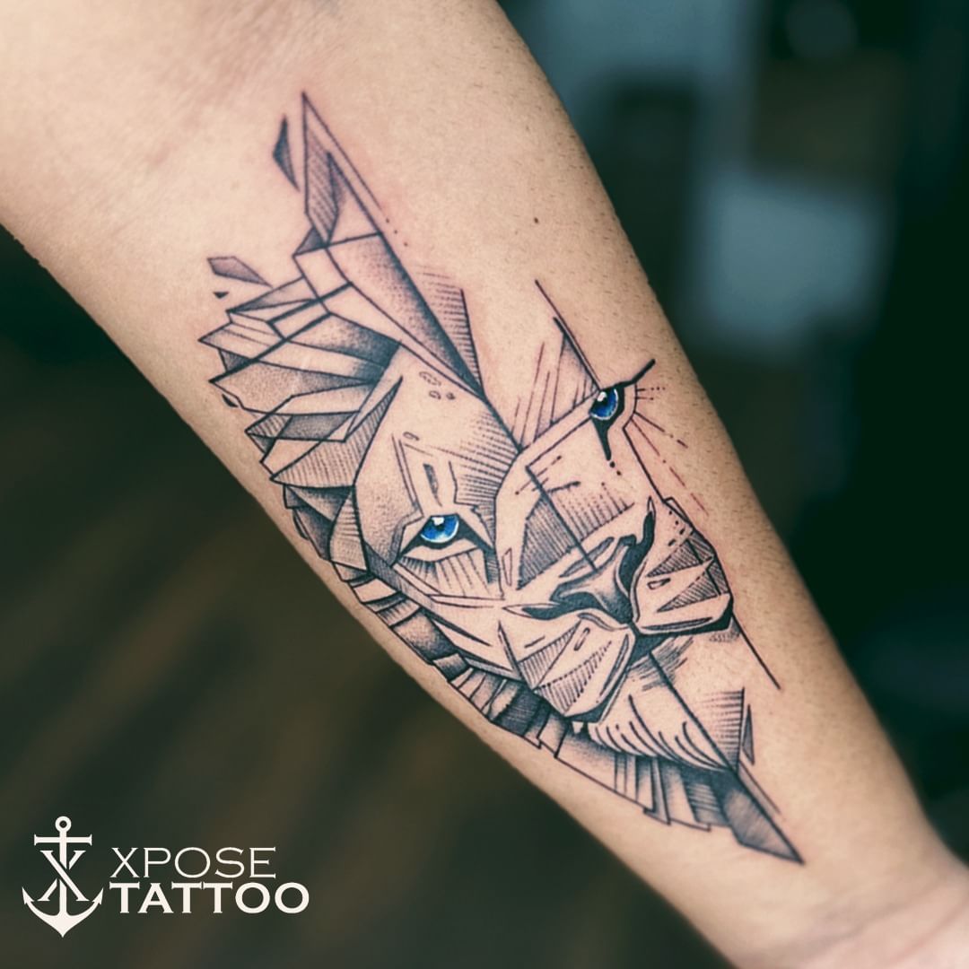 XposeTattoos's tweet image. This unique perspective of a geometrical lion is a perfect example of creative art. showcasing the intricate details of the design. It&apos;s a stunning piece that speaks volumes about the artist&apos;s skill and artistry. #CreativeArt #GeometricalLion #ThirdPersonView #UniquePerspective