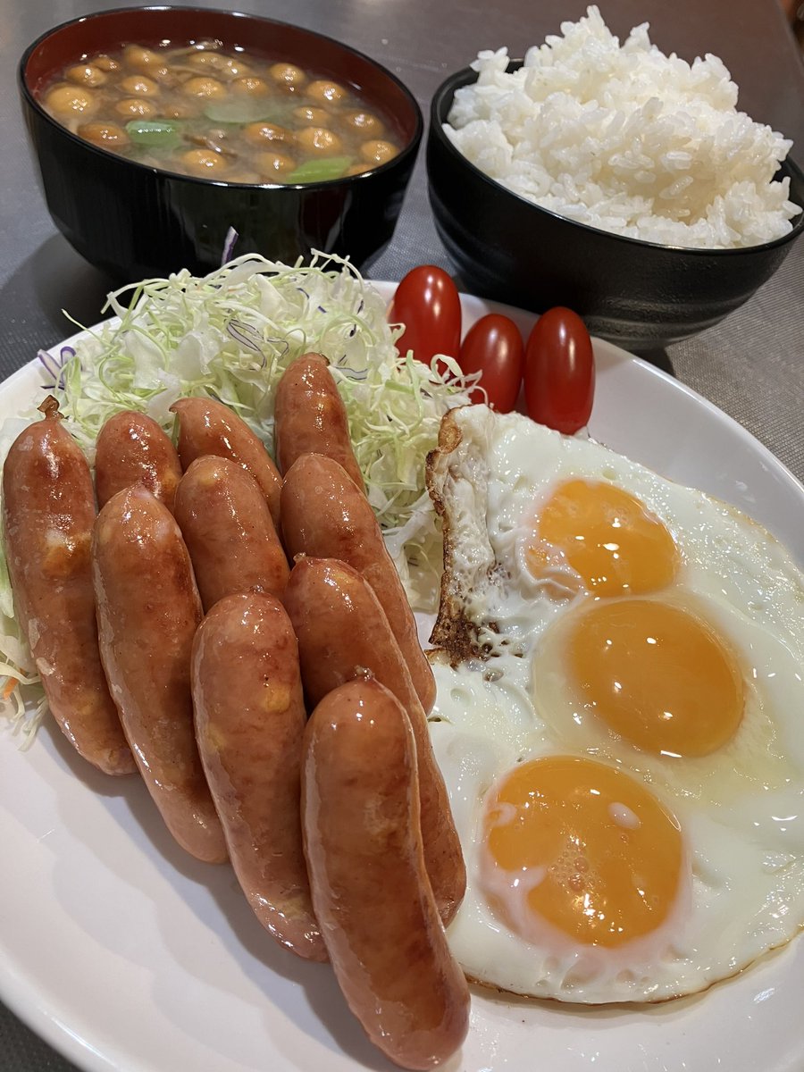 sense_kabu's tweet photo. 今日はシャウエッセン&amp;目玉焼き定食を食べました。おいしかったです。 https://t.co/f4BplGQSiU