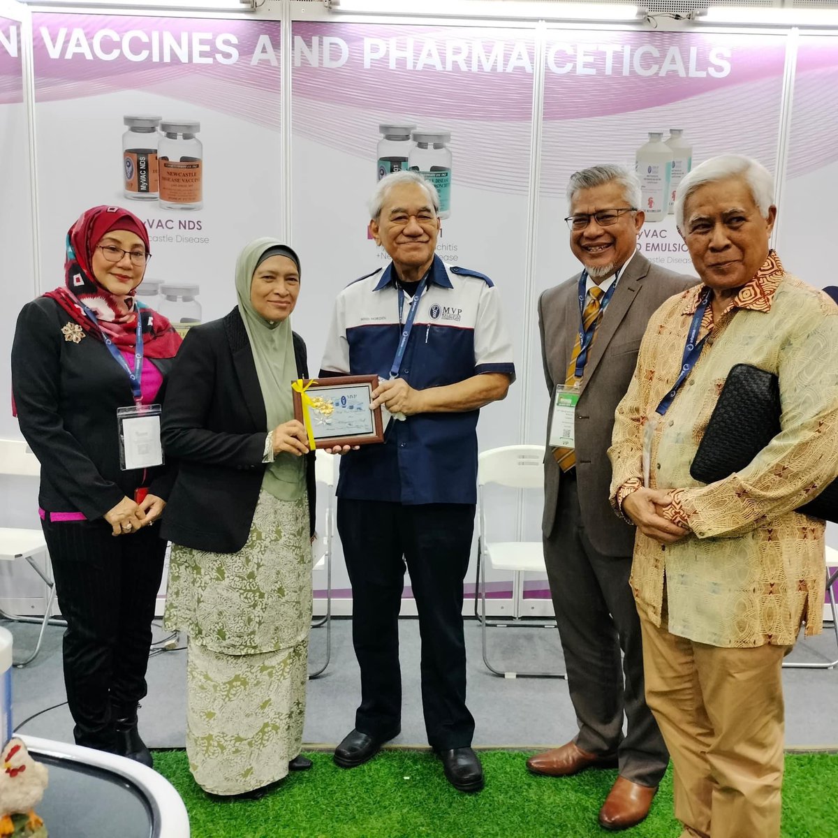 DVSMalaysia's tweet photo. 29 November 2023| KLCC

Livestock Malaysia 2023 telah dirasmikan oleh YBrs. Dr. Rohaya binti Mohd Ali, Pengarah Kanan Bahagian Kesihatan Awam Veterinar bertempat di Kuala Lumpur Convention Centre. https://t.co/CiTHKNou4l