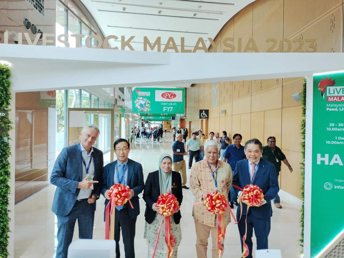 DVSMalaysia's tweet photo. 29 November 2023| KLCC

Livestock Malaysia 2023 telah dirasmikan oleh YBrs. Dr. Rohaya binti Mohd Ali, Pengarah Kanan Bahagian Kesihatan Awam Veterinar bertempat di Kuala Lumpur Convention Centre. https://t.co/CiTHKNou4l