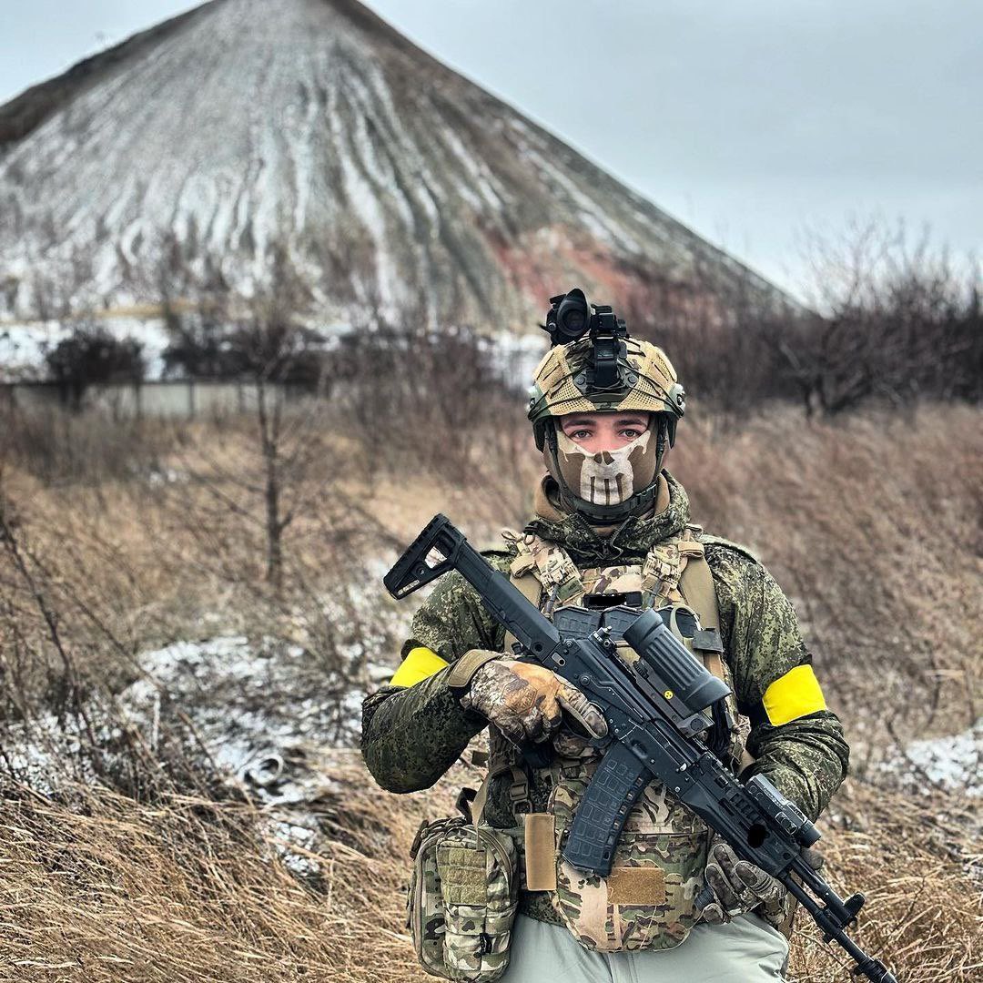 ⚡️🇺🇦Ukrainian soldier with a trophy 🇷🇺Russian AK-12.