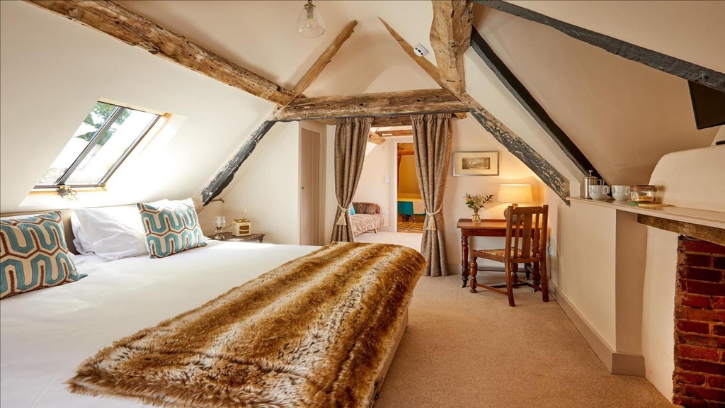 <a href="/LetcombeHound/">Greyhound Inn</a> - An 18th-century gem in #Wantage, meticulously restored into a modern pub with 8 stylish bedrooms, awarded 4 #AAGoldStars &amp; 2 #AARosettes!  The kitchen serves delicious meals while the friendly team adds to its overall charm.

Book now > tinyurl.com/2c2kmv6d