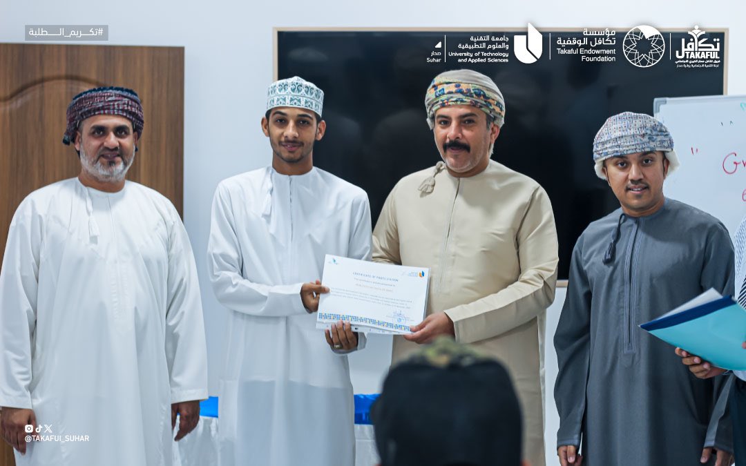 takaful_suhar's tweet photo. برعاية الاستاذ محمد بن أحمد النوفلي مدير مدرسة صحار للتعليم ما بعد الأساسي تكريم الطلبة المشاركين في برنامج اللغة الانجليزية والمنفذ من قبل قسم اللغة الإنجليزية بجامعة التقنية والعلوم التطبيقية بصحار @UTAS_Suhar https://t.co/M1st8EAz5b