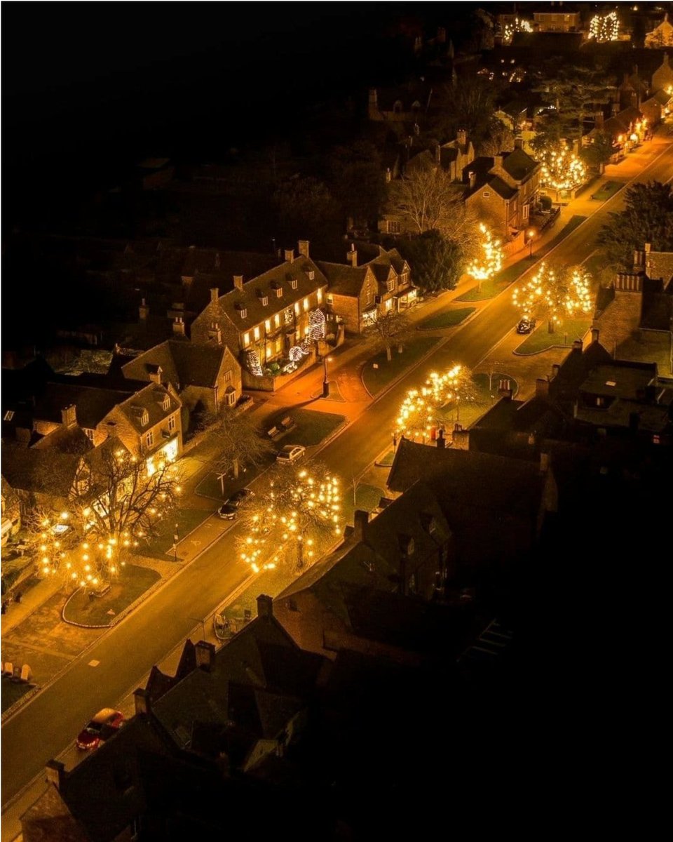 'EXCITEMENT' is in the air after #Broadway village was listed as one of the top high streets for independent shops in the UK, beating other famous. 

Shop Small by @AmericanExpress commissioned research with retail experts #globaldata1

#broadwaycotswolds
#broadwayworcestershire