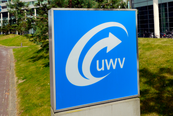 RaadvanState's tweet photo. Uitspraak Afdeling bestuursrechtspraak: Het UWV mag bij verstrekken van werkvergunningen aan asielzoekers niet langer de eis stellen dat zij maximaal 24 weken per jaar mogen werken. Deze 24-weken-eis is in strijd met Europees recht en daarom onverbindend. 
https://t.co/hL0mvvvt7v https://t.co/xIQeAUFG8O