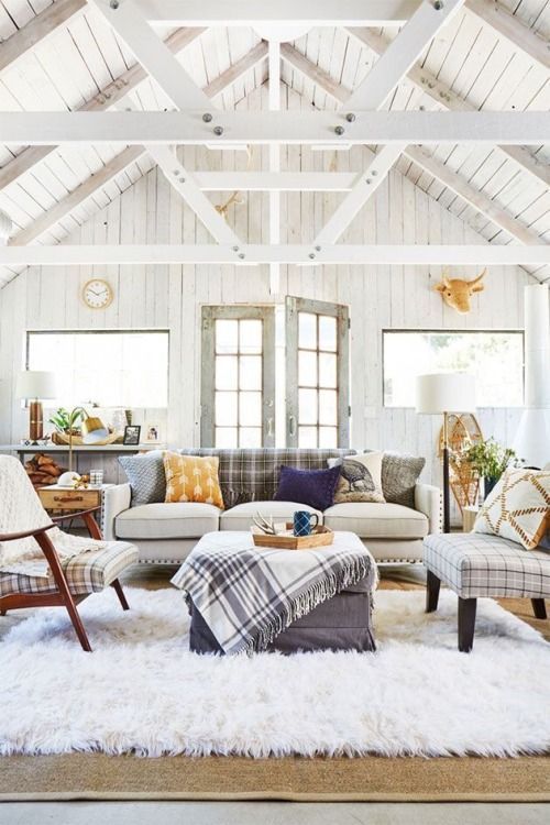 A cozy farmhouse-style haven.  #home #architecture #design #interiordesign

Countrylivingmag IG