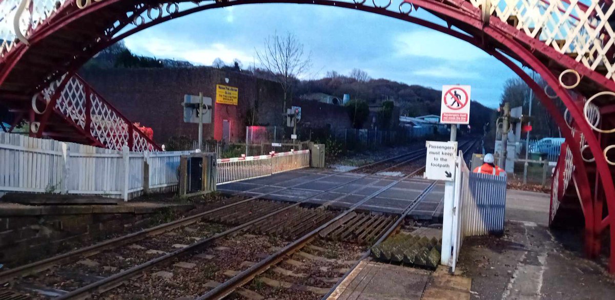 TVLRUG's tweet image. PLEASE BE PATIENT - The #levelcrossing barriers at #Prudhoe have failed. @networkrail are on site and are hand cranking each gate. 

DO NOT CROSS until the red light has gone out. 
A red light still means stop!