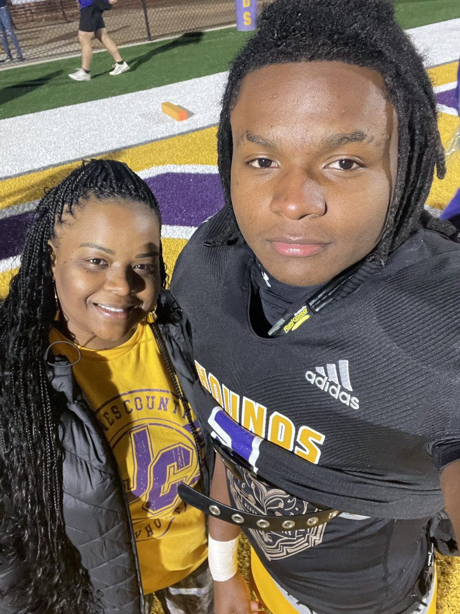 Senior Day ‘24 for both of my sons <a href="/jontav1s/">Jontavis Hollywood Robertson</a> and <a href="/Ty1erstewart/">Tyler Stewart</a> it definitely feels good to be here!!! I love both of you guys with everything in me 💙. God’s promise 🙌🏽🙏🏽