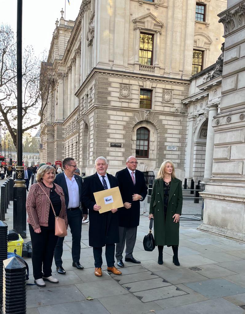 I’m so proud of @NAHTNInews members. On strike today to protect the interests of children and young people. Delighted to deliver a letter to the PM to demand an intervention to solve the dispute. Will he put headlines or children first? @NAHTnews