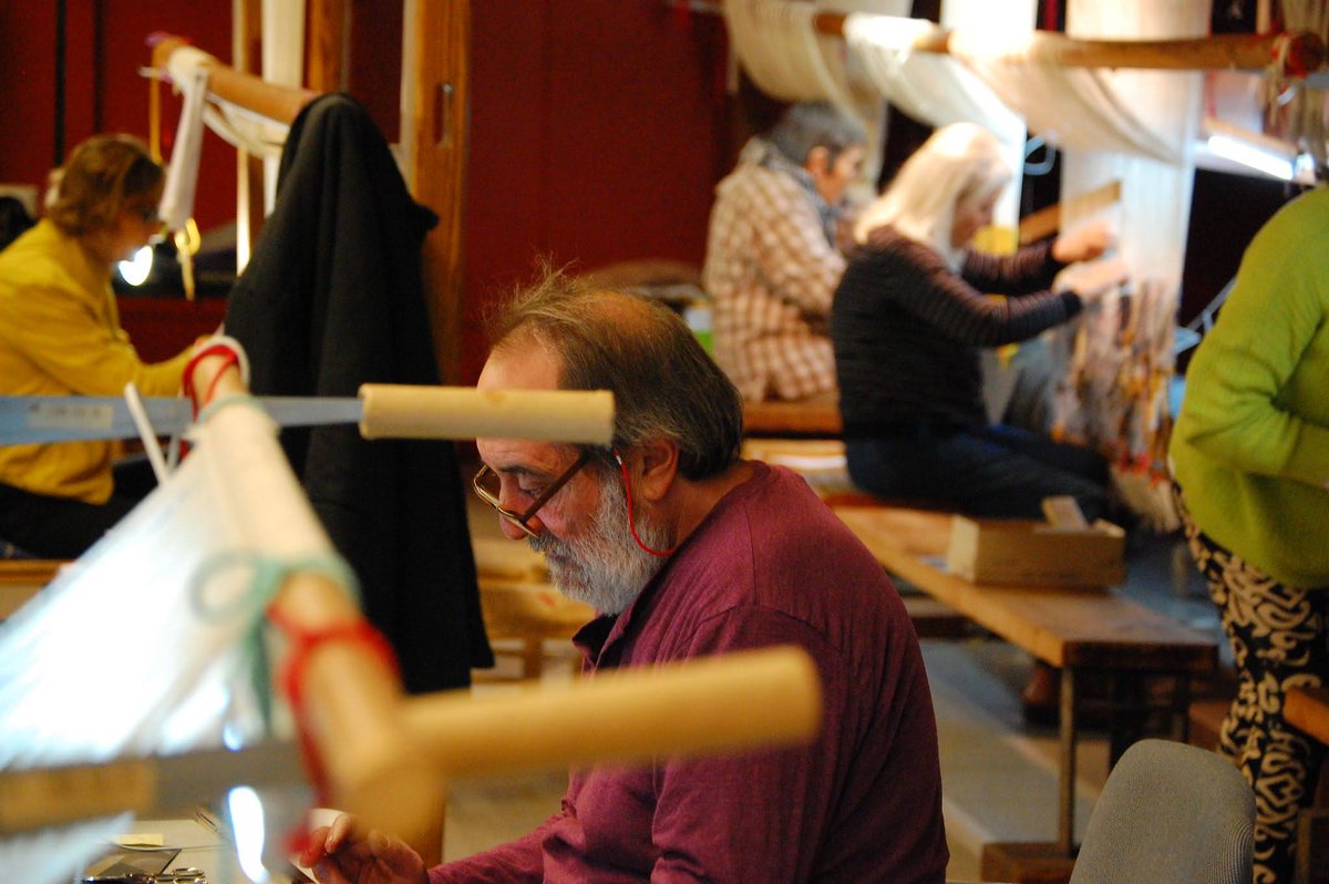 LaMerceGirona's tweet photo. 🧵Aquesta setmana ens hem colat al taller de tapís d'en Babeus de l'#EMA_Gi. Mireu, mireu! 👇
📸 Ainé Bosch https://t.co/eRO4zV5nXu