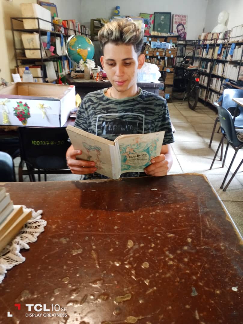 El joven docente Alexei Hernández que imparte las Disciplinas de Historia Moderna y Contemporánea y la Educación Moral y Ciudadana se autoprepara para impartir con calidad sus Disciplinas. Muchas Felicidades para él deseamos en la Jornada del Educador.