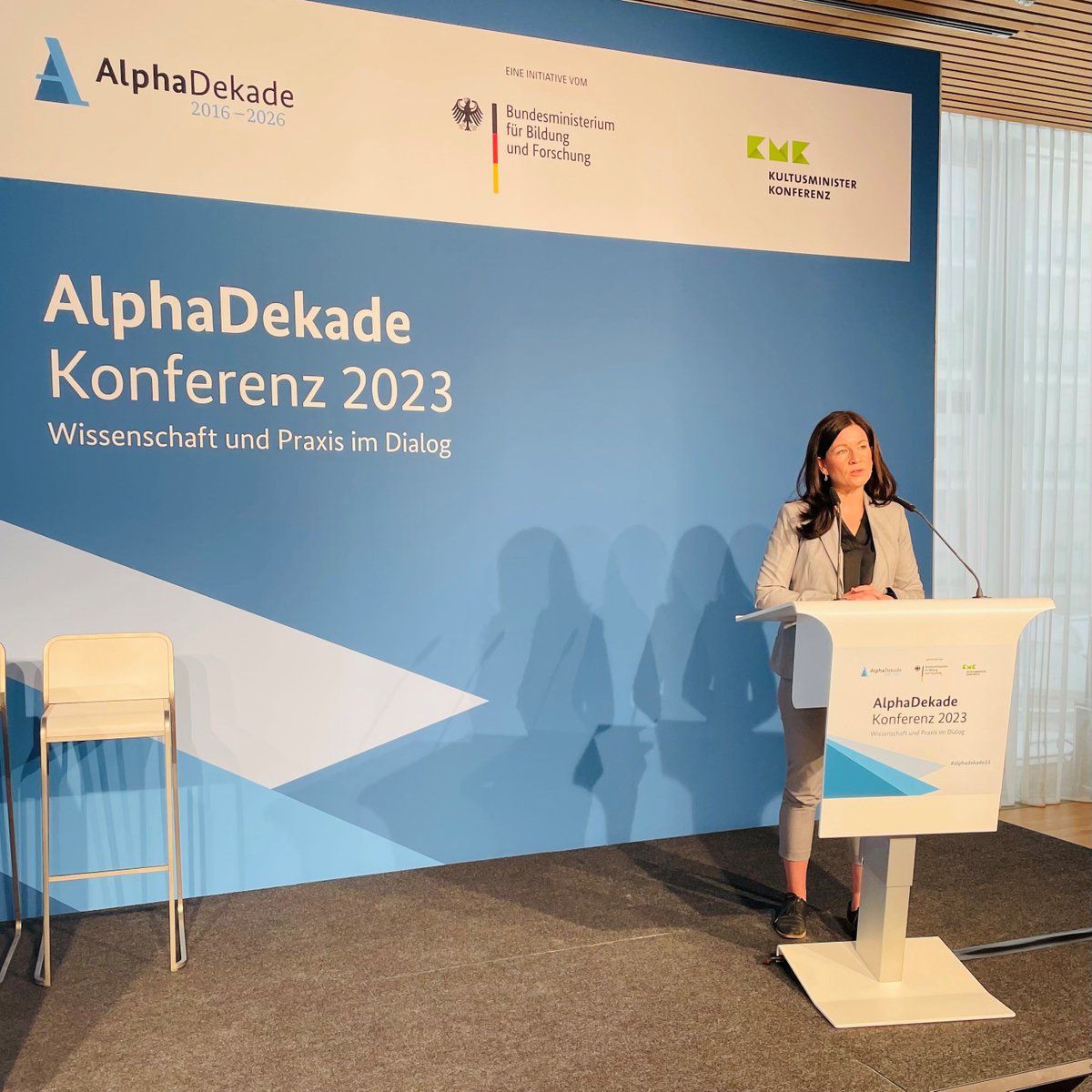 SenBJF's tweet photo. In Deutschland kämpfen 6,2 Mio. Erwachsene mit Lese- und Schreibschwierigkeiten. Bund, Länder & Partner haben sich zusammengetan🤝& die "Nationale Dekade für #Alphabetisierung und #Grundbildung“ ins Leben gerufen. Aktuell findet die #AlphaDekade-Konferenz in Berlin statt. 1/2 https://t.co/qknKsbCwkx