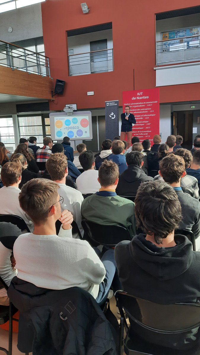 #hackathon - 🛠 #CreatechIUT le challenge pluridisciplinaire est lancé ! 💡Pendant 2 jours, les équipes constituées d'étudiants de GMP, GEA, GEII et QLIO vont devoir se creuser les méninges pour "Imaginer l'entrepôt logistique de demain" ! ⏱À vos idées, prêts, partez !