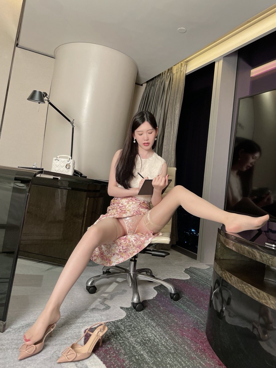 #丝袜 #美脚 #恋足

“霸道女总裁给的任务完成了吗？”📝 https://t.co/m18kWzndaK