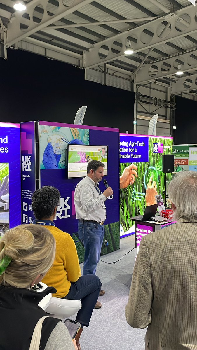 charlespaynter's tweet image. @angusgowthorpe detailing cover cropping trialling @CropTecShow