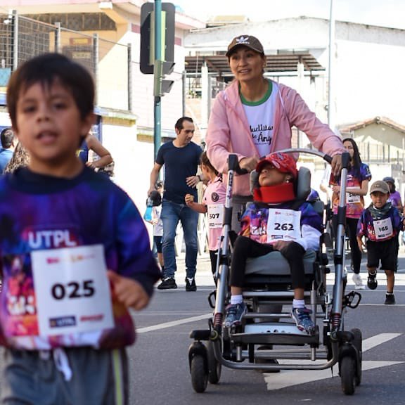 Gacelas abrió un espacio pequeño, tan pequeño para el mundo, pero significativo para estas familias; un espacio de respeto, inclusión y convivencia; el espacio que merecen todos los niños y sus padres. Gacelas se volvió parte de esta comunidad. 🤍 #5kGacelas #1kGacelitos