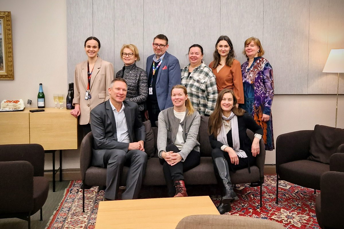 <a href="/HDLsaatio/">Diakonissalaitos</a>, <a href="/DanskeBankFI/">Danske Bank Suomi</a>, <a href="/Nordea_FI/">Nordea Suomi</a>, <a href="/OP_Ryhma/">OP</a> ja <a href="/SuomenPankki/">Suomen Pankki</a> yhteinen nuorten #Taloustaitohanke vietti tänään 10v juhliaan! 🥳 Kiitollinen näin pitkästä ja tiivistä yhteistyöstä yritysten kanssa. Taloustaitohanke kiittää kaikkia vuosien varrella mukana olleita🙏 #vamosnuoret