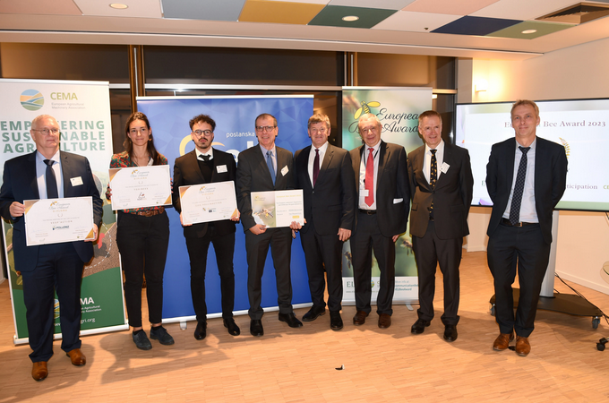 toxibees's tweet photo. Hier a eu lieu la cérémonie #EuropeanBeeAward à Bruxelles... Nous sommes très fiers d'avoir été récompensés, parmi d'autres projets européens de protection des abeilles🥳Une reconnaissance qui donne des ailes!
https://t.co/1DZgOda4K9
#toxibees @Label_BF @EULandownersOrg @CEMAagri https://t.co/WW5t9CNNH3