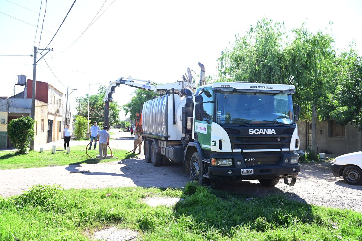 _SantaFeCapital's tweet photo. #Obras 🚧 Continúa la desobstrucción y limpieza de desagues pluviales

💦 También se sanean bocas de tormenta y cunetas de manera ininterrumpida en distintos puntos de la ciudad

Conocé más acá: https://t.co/yWpGP2gQQu https://t.co/pv2lrjIHu9