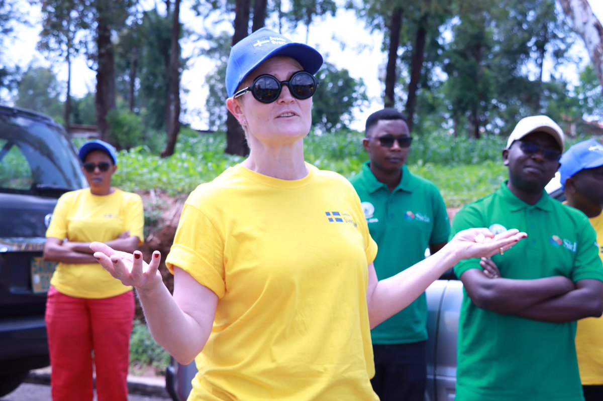 BugeseraDistr's tweet image. Nyuma y’igikorwa cyo gusimbuza ibiti, @SweAmbRwanda yashimiye u Rwanda mu kuba intangarugero mu kwita ku bikorwa byo gutera amashyamba no kubungabunga ibidukikije, aho hashyirwaho na gahunda yo gusimbuza ibiti bitashoboye gukura. Yashimiye kandi uruhare rw’umushinga #COMBIO.