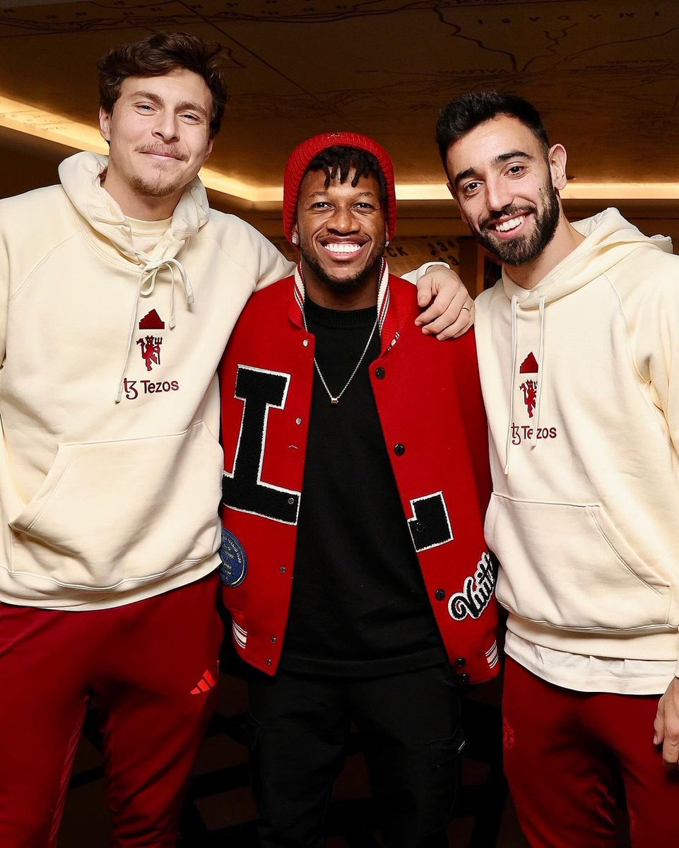 MUFCScoop's tweet image. Fred visited Manchester United’s team hotel in Istanbul last night 🔴 #MUFC