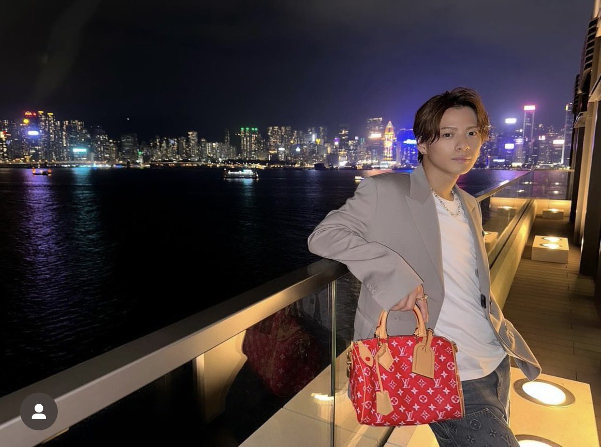 sho_oshi_acount's tweet image. 背景に綺麗な夜景と
カッコいい紫耀くん❤️
赤いバッグが似合ってます✨

さあ世界へ！！

#平野紫耀_Instagram
#ShoHirano_Instagram
#LVMenFall24