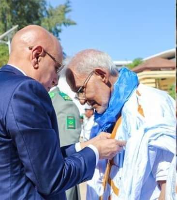 صورة للتاريخ؛
وعلى ذكر التاريخ؛ ستدرك النُّخب بعد حين أن بلادنا كانت على شفا جرف الانهيار بفعل الشحناء، حتى قيض الله لها قائدا برا رحيما أعاد لها الطمأنينة والتعايش ؛ برفعه للمظالم وإعادته الاعتبار لكل مقصي ومغبون.. وبذلك زالت الأحقاد وتوارى الاحتقان وانتهى زمن الشحناء والتصادم