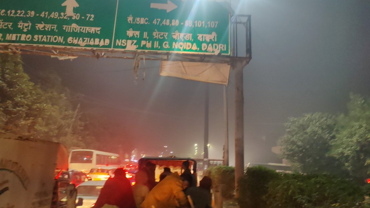 singhaks1015's tweet photo. Traffic woes at sector 49 crossing , no signals , no police , highly vulnerable for accidents ! No notice by the authorities despite having police station just next ..Needs urgent attention !! https://t.co/bgmS02GeUk