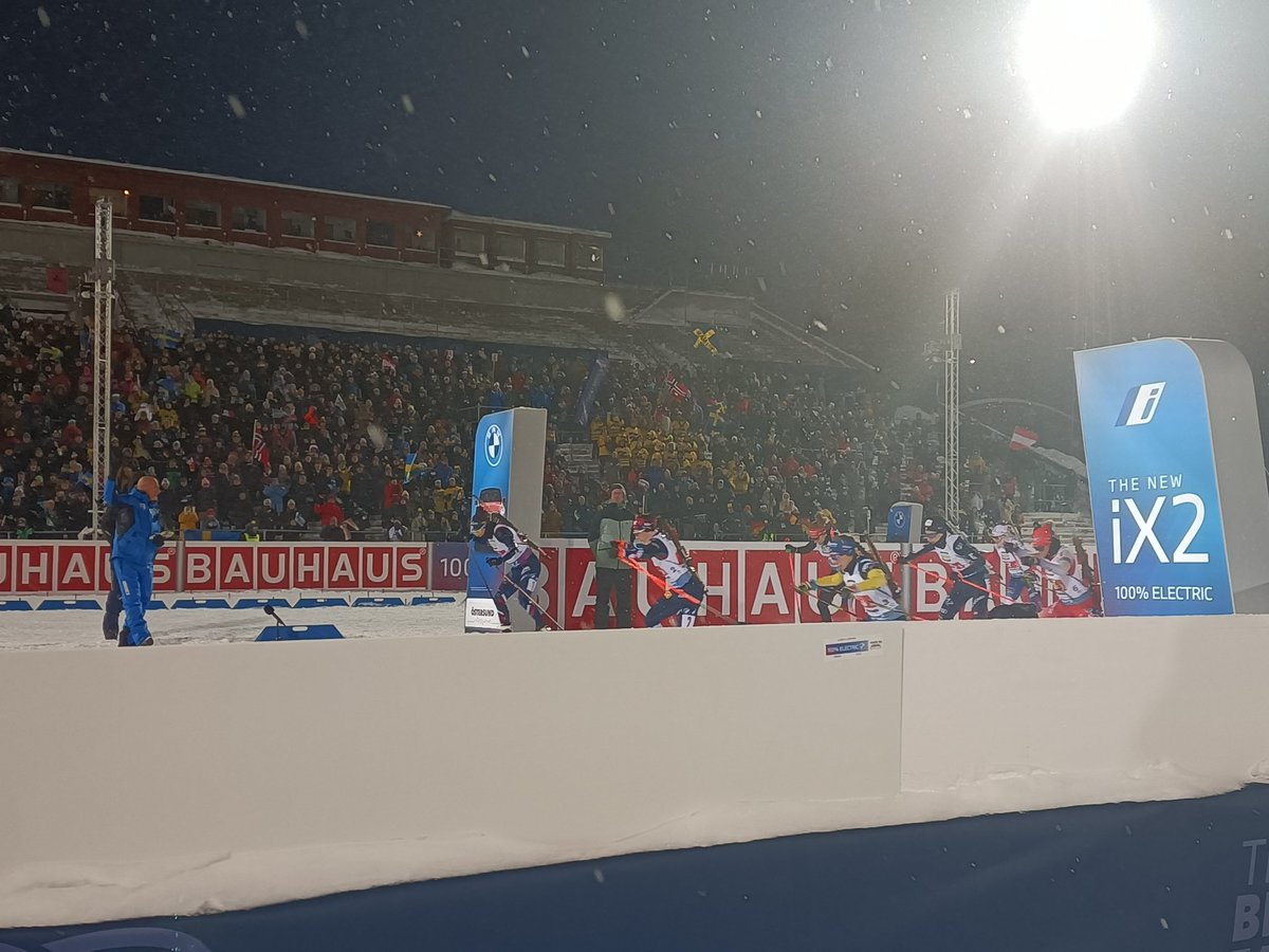 ❄️🇸🇪 Premier relais féminin de l'hiver lancé sous les flocons. Simon à la conclusion, après Braisaz-Bouchet. Jeanmonnot et C. Chevalier pour commencer. 
#biathlon #AFPsports #AFP