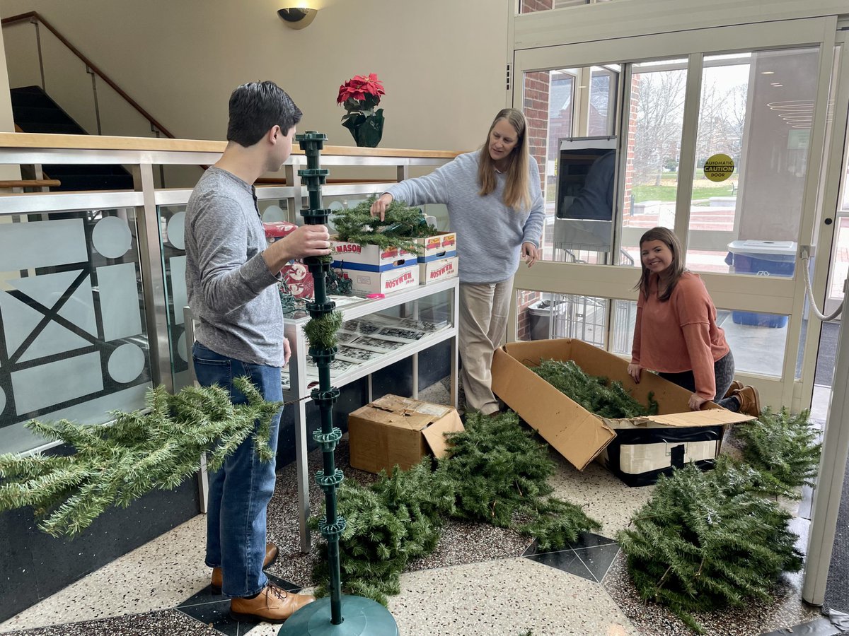 macphaidin_lib's tweet image. Once Thanksgiving weekend is over, the library Christmas tree goes up!  Thank you to student employees Grace Tirado and Adam Garcia for helping with set-up.

#ChristmasTree #HolidayDecorating #StudentEmployees #MacphaidinLibrary #StonehillLibrary