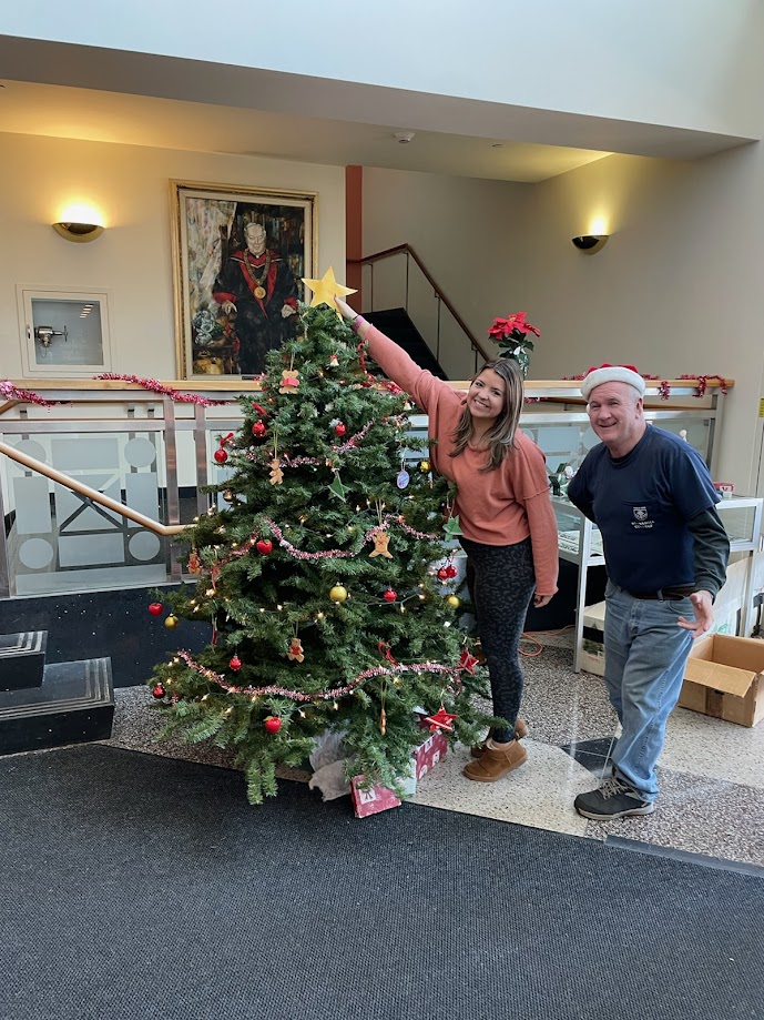 macphaidin_lib's tweet image. Once Thanksgiving weekend is over, the library Christmas tree goes up!  Thank you to student employees Grace Tirado and Adam Garcia for helping with set-up.

#ChristmasTree #HolidayDecorating #StudentEmployees #MacphaidinLibrary #StonehillLibrary