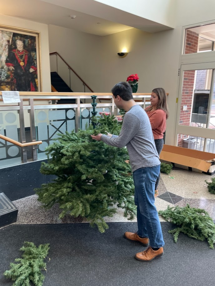 macphaidin_lib's tweet image. Once Thanksgiving weekend is over, the library Christmas tree goes up!  Thank you to student employees Grace Tirado and Adam Garcia for helping with set-up.

#ChristmasTree #HolidayDecorating #StudentEmployees #MacphaidinLibrary #StonehillLibrary