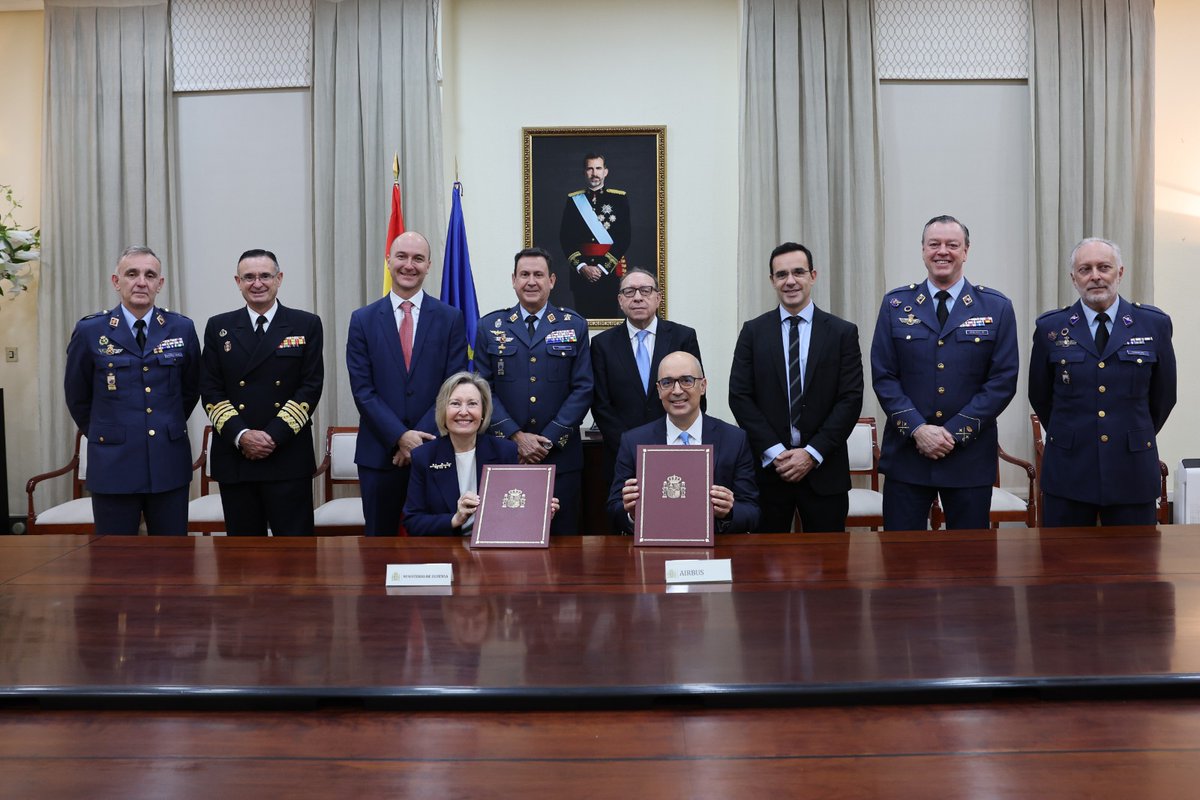 Defensagob's tweet photo. La secretaria de Estado de Defensa #SEDEF @AmparoValcarce1 ha presidido la firma del contrato con @AirbusDefence para la adquisición del sistema aéreo remotamente tripulado táctico de altas prestaciones -SIRTAP- por un importe cercano a los 495 M. €. Su entrada en servicio en 2026 reforzará las tareas de inteligencia, vigilancia, reconocimiento y la enseñanza avanzada en sistemas dron de las #FuerzasArmadas.