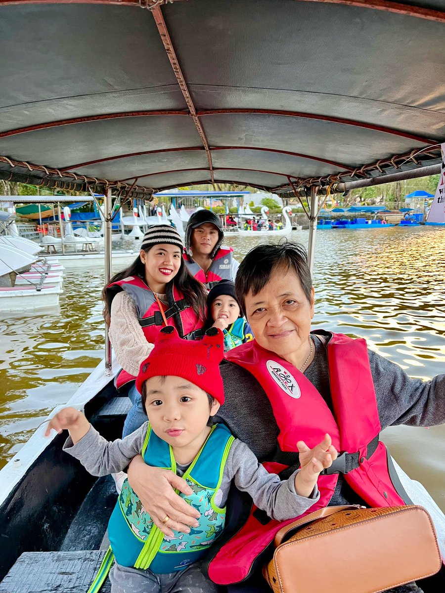 MacohGalvan's tweet photo. Family fun day at lakeside 🚣‍♂️❤️

#boating #lakeside #burnhamlake #swan #chill #fun #enjoy #familytime #familybonding #burnhampark #macobae #fypシ゚ #fyp #foryou #foryouシ https://t.co/nWuDUITW3x