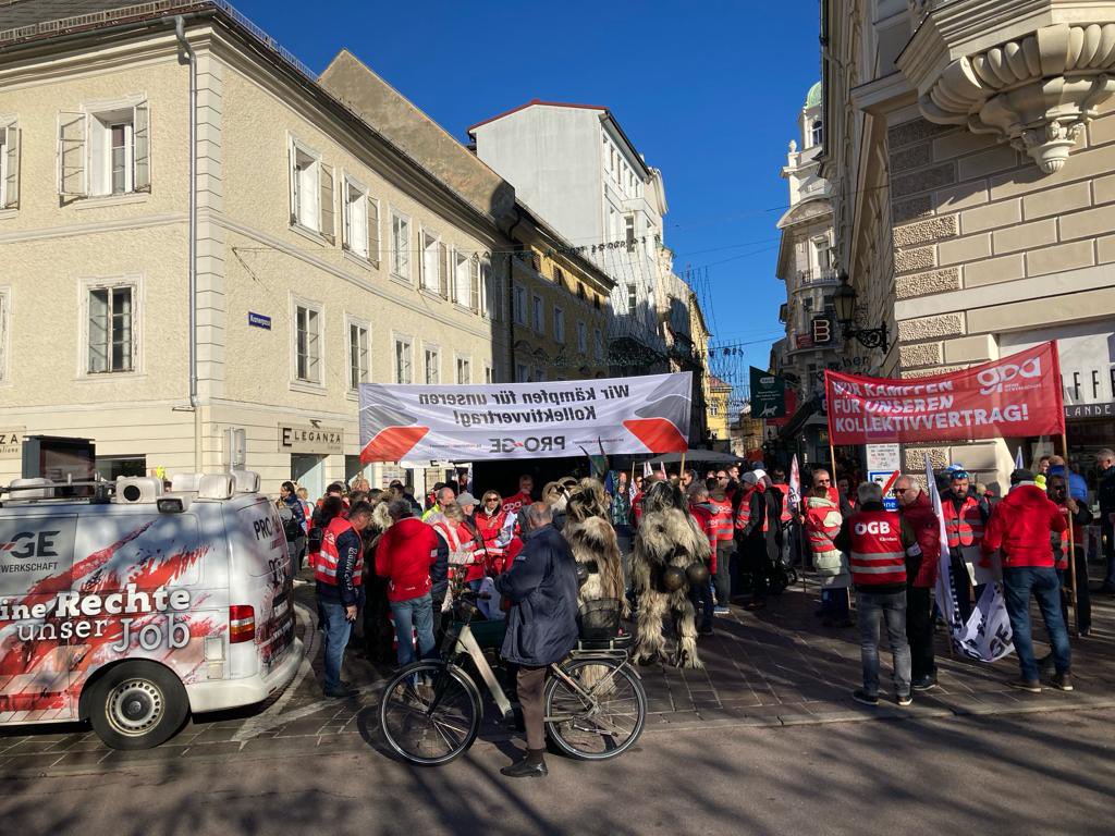 RaunigMichael's tweet image. ‼️ Protestmarsch der Metaller in Klagenfurt ‼️
Der Protestzug formiert sich, Ziel ist die Industriellenvereinigung. #Metaller #Kollektivvertrag #PROGE @GewerkschaftGPA @oegb_at
