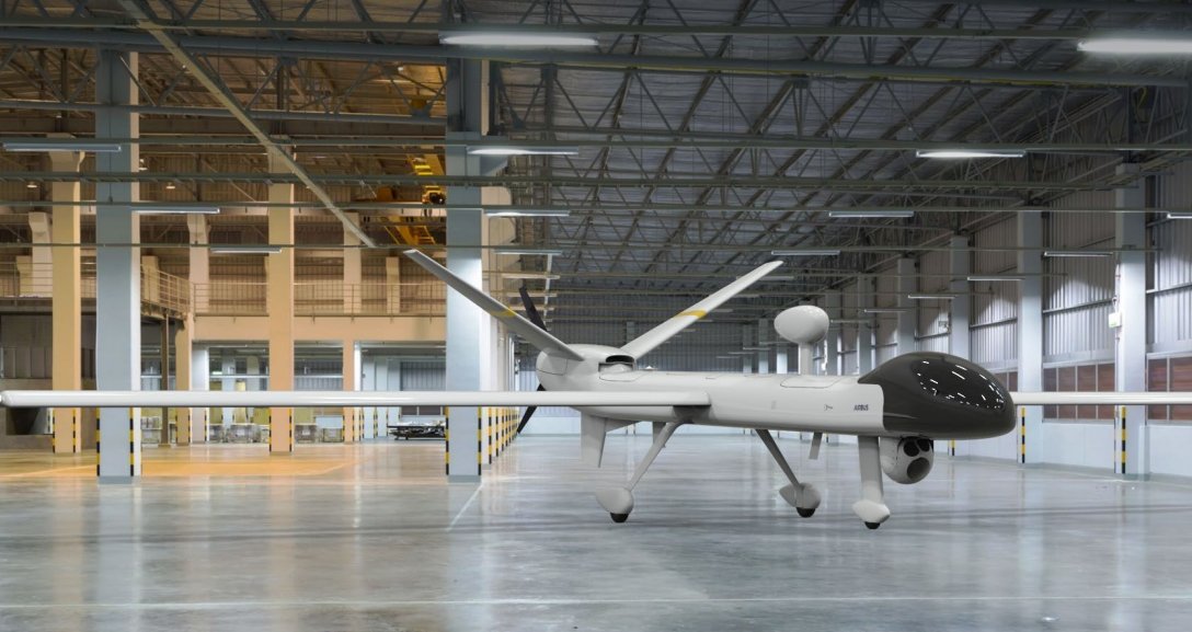 Defensagob's tweet photo. La secretaria de Estado de Defensa #SEDEF @AmparoValcarce1 ha presidido la firma del contrato con @AirbusDefence para la adquisición del sistema aéreo remotamente tripulado táctico de altas prestaciones -SIRTAP- por un importe cercano a los 495 M. €. Su entrada en servicio en 2026 reforzará las tareas de inteligencia, vigilancia, reconocimiento y la enseñanza avanzada en sistemas dron de las #FuerzasArmadas.