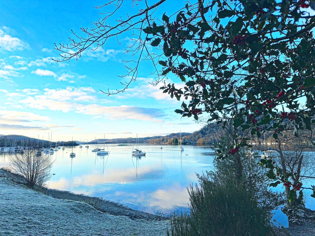burnhow's tweet image. It’s beginning to feel a lot like…
9am beside the Lake. The most peaceful place before Christmas. Join us and enjoy a #3for2 stay midweeks this midwinter burnhow.co.uk