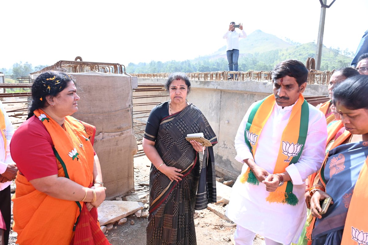 Geethak_MP's tweet photo. జాతీయ రహదారి 516 E నిర్మాణ పనుల పరిశీలన. 

రాష్ట్ర బీజేపి ఆధ్వరంలో, బీజేపి రాష్ట్ర అధ్యక్షురాలు శ్రీమతి @PurandeswariBJP గారి అధ్యక్షతన ఈరోజు 1500 కోట్ల కేంద్ర ప్రభుత్వ ఆర్థిక సహాయంతో నిర్మితమవుతున్న రాజమండ్రి - విజయనగరం జాతీయ రహదారి #516E నిర్మాణ పనులను పర్యవేక్షించటం జరిగింది. 

ఈ కార్యక్రమంలో రాష్ట్ర బీజేపి జనరల్ సెక్రటరీ మరియు ఉత్తరాంధ్ర జోనల్ ఇంచార్జి శ్రీ @chowdaryg గారు మరియు రాష్ట్ర నాయకులు పాల్గొన్నారు.

Alongside @BJP4Andhra State President Smt. @PurandeswariBJP Garu and AP BJP GS & BJP Uttarandra Zonal Secretary Sri @chowdaryg Ji, supervised the road laying of #Highway516E. 

This vital connection from Rajahmundry to Vizianagaram, supported by a 1500 crore grant from the Central Government, symbolizes our commitment to enhanced infrastructure and connectivity.