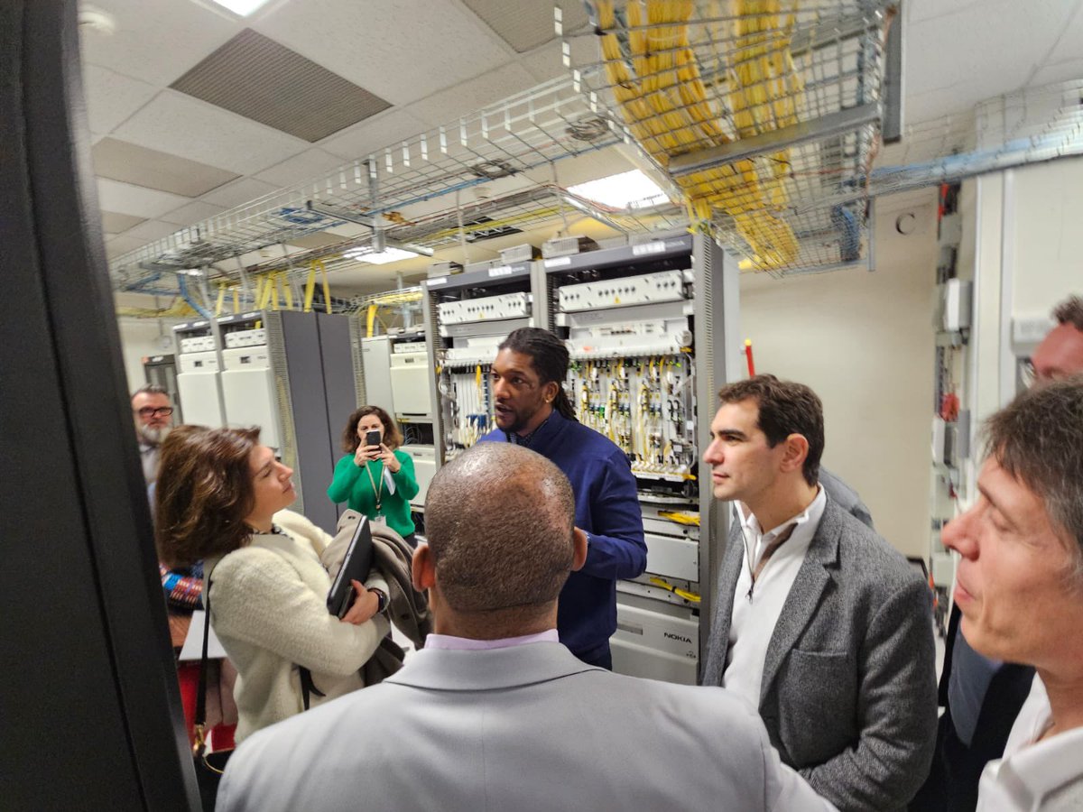 MichaelTrabbia's tweet photo. ❤️ Voyage au coeur du réseau : de la transmission aux services virtualisés en passant par l'IP et le Telco Cloud.

🙌 Ravi d'accueillir @Cheydema avec nos experts, fiers de montrer les coulisses de notre réseau international, résilient, softwarisé et agile.

#CableSousMarins #Fibre #Satellite #IP #TelcoCloud #VirtualizedNetworkService #Orchestration #Automation #NetworkAPIs

@OrangeWholesale