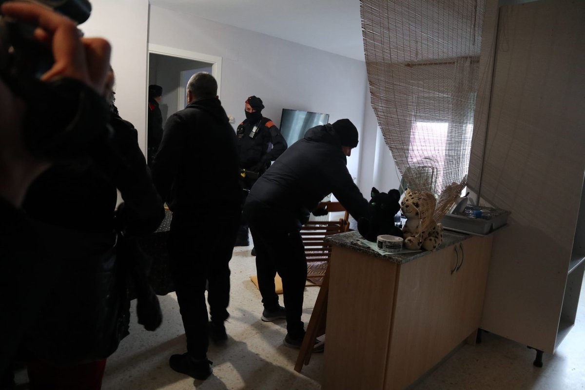 elsetembre's tweet photo. El desnonament s'executa. La comissió judicial és dins l'habitatge @PAHOsona https://t.co/gbK9DPITC4
