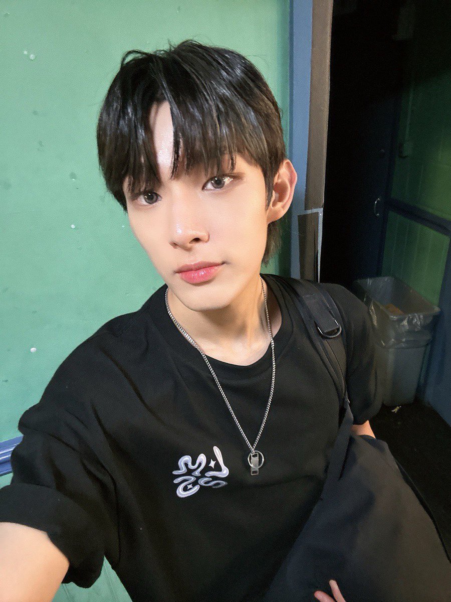 LMN5_official's tweet photo. [#스티븐] Europe Tour Pt.4

#루미너스 #LUMINOUS #LMN https://t.co/JHrnhoKi4C