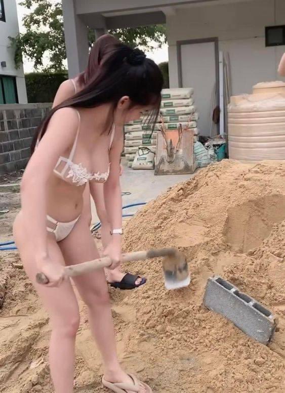 Phụ hồ dãi nắng dầm sương 
Đi theo thợ chính kiếm lương theo ngày 
Một nghề hot nhất hiện nay 
Khắp mạng xã hội có thầy chuyên môn 
Bao năm xô xẻng học nghề 
Bây giờ cũng đã trở về lên xây 
Cuộc đời Tung Hoành đó đây 
Ăn nhờ ở tạm Bắc cây làm lều 
Xây