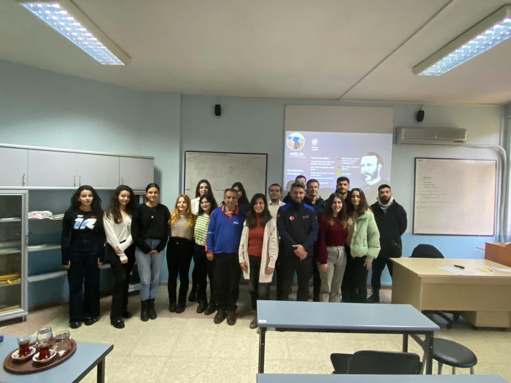 DEU_Denizcilik's tweet photo. Dr.Öğr.Üyesi Duygu ŞAHAN’ın İnsani Yardım Lojistiği dersinde Acil Durum ve Afet Arasındaki Farklar ve İnsanı Yardım Lojistiğinin Temelleri konularında İzmir İl Afet ve Acil Dur. Müd.'den Ali AVŞAR ve Ertuğrul USTA öğrencilerimizi bilgilendirmiştir. Kendilerine teşekkür ediyoruz. https://t.co/onYl6wtwzi