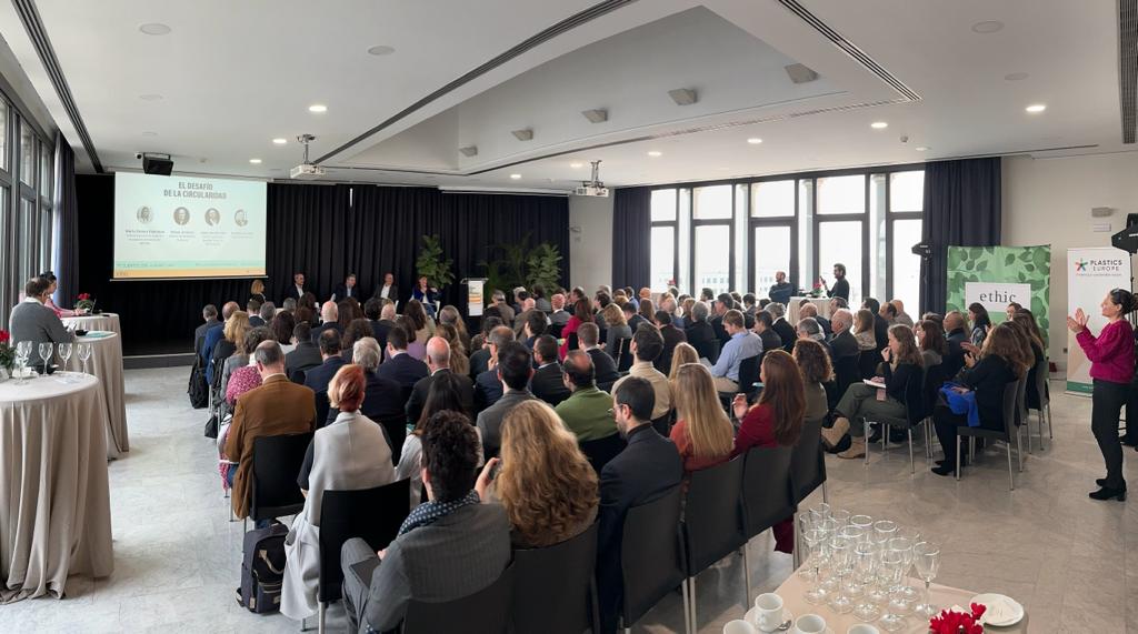 Ethic_'s tweet image. Diego Gago (@DiegoGagoB), beBartlet: «Debemos incentivar la obligación al cambio». #EventosEthic #PlasticsTransitionRoadmap