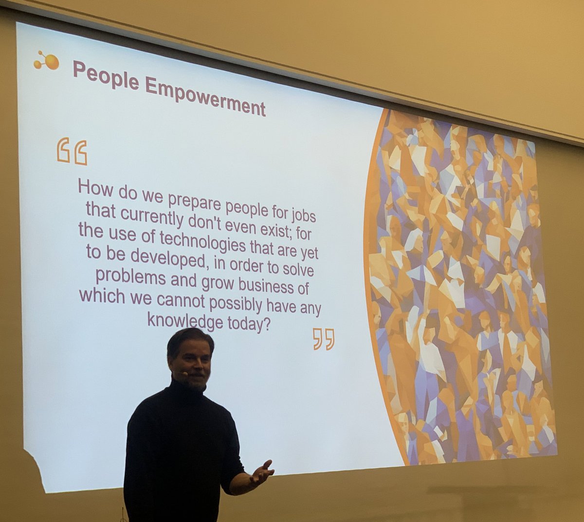 manuelwe's tweet image. Humorvolle kleine IK, Technologie &amp;amp; Coding Schule. Danke an den Gastgeber Dr. Ralf @rbelusa @HapagLloydAG für die Einblicke! #CommTech #Summit #Upskilling #HapagLloyd