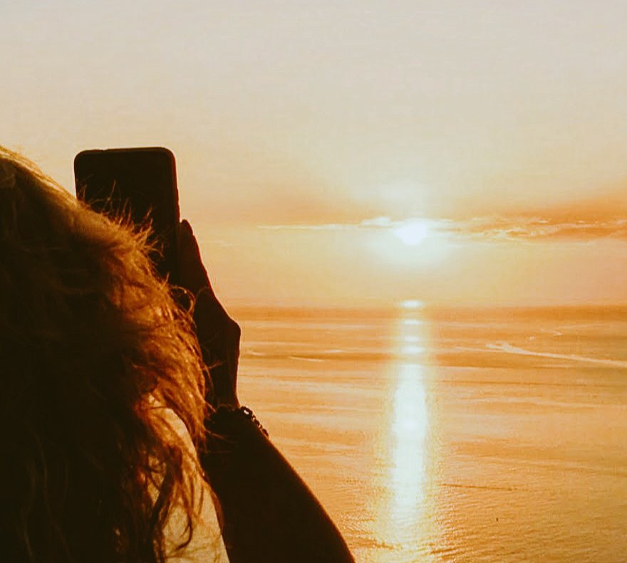 Leia017's tweet photo. Estoy hecha
de pequeñas galaxias 
y charquitos de estrellas.
De trocitos de cielo,
de lluvia,
de Arco Iris al final
de la tormenta.
Soy mi frío,
y mi abrigo.
Soy ese Mar 
que mima a su Sirena.
También soy ojos 
que guardan 
en sus párpados 
un millón de poemas.

#escriboenvozalta https://t.co/VV0k9pLzWA