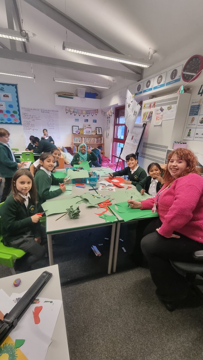 Arts and Crafts Session 🎨! Students in Year 4 are making decorations for the Nativity 🎄. #artsandcrafts #schoolactivity #classroom #nativitydecorations #crafting #Creative