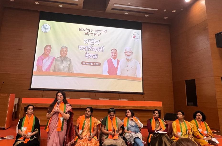 deeptirawatbjp's tweet photo. आज @BJP4India मुख्यालय #दिल्ली में @BJPMahilaMorcha की राष्ट्रीय अध्यक्षा अक्का @VanathiBJP जी की अध्यक्षता में #महिला_मोर्चा की राष्ट्रीय पदाधिकारी बैठक में उपस्थित रही।
#Bjpmm #BJP4IND https://t.co/0EDYZhyaDi