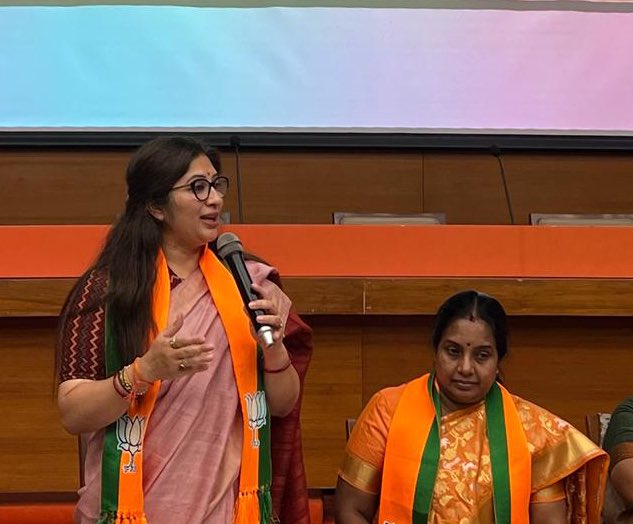 deeptirawatbjp's tweet photo. आज @BJP4India मुख्यालय #दिल्ली में @BJPMahilaMorcha की राष्ट्रीय अध्यक्षा अक्का @VanathiBJP जी की अध्यक्षता में #महिला_मोर्चा की राष्ट्रीय पदाधिकारी बैठक में उपस्थित रही।
#Bjpmm #BJP4IND https://t.co/0EDYZhyaDi