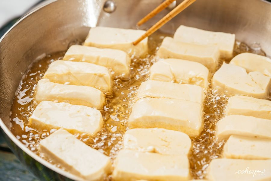 Dotheevolution3's tweet image. NGHỆ THUẬT RÁN ĐẬU KHÔNG CẦN CHẢO CHỐNG DÍNH
/Tiết lộ công thức đậu tẩm hành đến quán bia cũng phải dè chừng/
Điểm danh các “dũng sĩ diệt mồi” nào các bạn ơi!!!
Một trong những món mồi không thể thiếu chính là đậu rán và đậu tẩm hành. Không biết các bác…